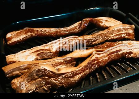 Griller un liempo de poitrine de porc dans un grill d'intérieur Ninja Foodie. C'est une spécialité philippine célèbre. Banque D'Images