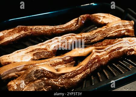 Griller un liempo de poitrine de porc dans un grill d'intérieur Ninja Foodie. C'est une spécialité philippine célèbre. Banque D'Images