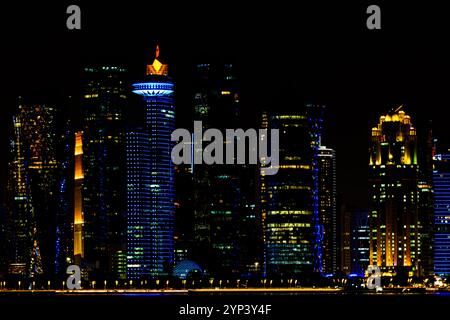 Gratte-ciels du centre-ville de Doha la nuit, Qatar Banque D'Images