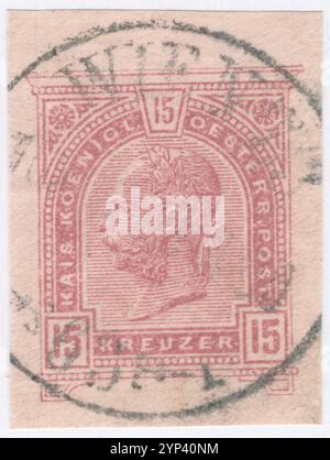 AUTRICHE - VERS 1891 : fragment d'enveloppe originale avec timbre-poste rouge-brun préimprimé de 15 kreuzer représentant un portrait du monarque Franz Josef. François Joseph Ier ou François Joseph Ier fut empereur d'Autriche, roi de Hongrie et des autres états de la monarchie des Habsbourg du 2 décembre 1848 jusqu'à sa mort le 21 novembre 1916. Dans la première partie de son règne, ses royaumes et territoires ont été désignés comme l'Empire autrichien, mais ont été reconstitués comme la double monarchie de l'Empire austro-hongrois en 1867 Banque D'Images