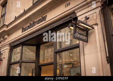 LONDRES - 25 NOVEMBRE 2024 : Russell & Bromley magasin sur Regent Street - un vieux détaillant britannique de chaussures et de sacs à main Banque D'Images