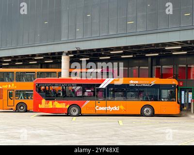 Cardiff, pays de Galles - 24 juillet 2024 : bus électrique garé dans la nouvelle gare routière du centre-ville de Cardiff Banque D'Images