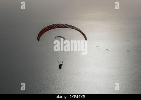 Parapente au-dessus de la Méditerranée à Oludeniz dans le sud de la Turquie Banque D'Images