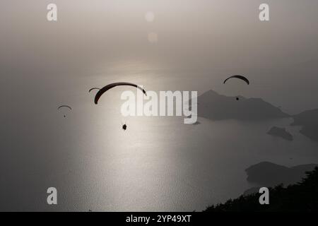 Parapente au-dessus de la Méditerranée à Oludeniz dans le sud de la Turquie Banque D'Images