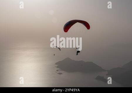 Parapente au-dessus de la Méditerranée à Oludeniz dans le sud de la Turquie Banque D'Images