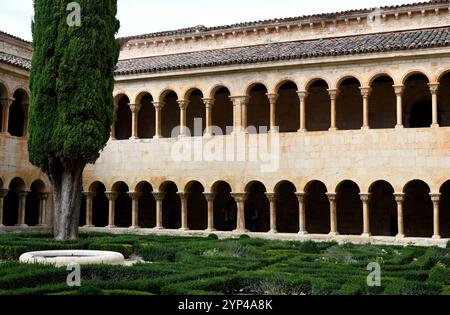 Monastère de Santo Domingo de silos. Cloître roman (11-12ème siècle) avec le cyprès des silos. Burgos, Castilla y León, Espagne. Banque D'Images