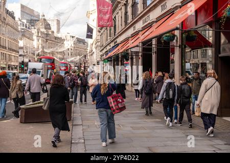 LONDRES - 25 NOVEMBRE 2024 : Regent Street, scène de rue londonienne animée. Destination touristique de Londres Banque D'Images