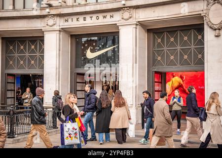 LONDRES- 25 NOVEMBRE 2024 : Nike Town on Oxford Circus. Boutique Nike phare dans la célèbre rue commerçante britannique Banque D'Images