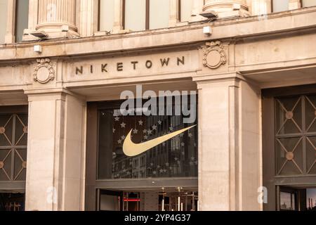 LONDRES- 25 NOVEMBRE 2024 : Nike Town on Oxford Circus. Boutique Nike phare dans la célèbre rue commerçante britannique Banque D'Images