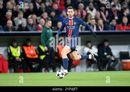 Muenchen, Deutschland. 26 novembre 2024. Fussball ; Vorrunde ; Spieltag 05, Journée 05, UEFA Champions League; saison 2024/2025, saison 2024/2025, Bayern Muenchen gegen Paris réunissant Germain AM 26.11.2024 in Muenchen. UBz : 08 Fabian, Paris composé Germain. Crédit : dpa/Alamy Live News Banque D'Images