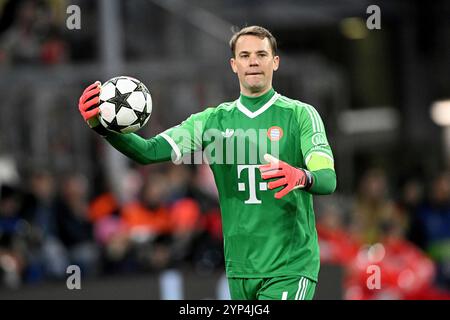 Muenchen, Deutschland. 26 novembre 2024. Fussball ; Vorrunde ; Spieltag 05, Journée 05, UEFA Champions League; saison 2024/2025, saison 2024/2025, Bayern Muenchen gegen Paris réunissant Germain AM 26.11.2024 in Muenchen. UBz : 01 TW Manuel Neuer, Bayern Muenchen. Balle dans la main einer. Crédit : dpa/Alamy Live News Banque D'Images