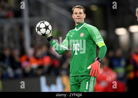 Muenchen, Deutschland. 26 novembre 2024. Fussball ; Vorrunde ; Spieltag 05, Journée 05, UEFA Champions League; saison 2024/2025, saison 2024/2025, Bayern Muenchen gegen Paris réunissant Germain AM 26.11.2024 in Muenchen. UBz : 01 TW Manuel Neuer, Bayern Muenchen. Balle dans la main einer. Crédit : dpa/Alamy Live News Banque D'Images