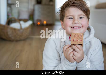 23 novembre 2024 : image symbolique de la vraie joie de Noël : les yeux brillants d'un enfant en harmonie avec l'amour de la famille. C'est le temps passé ensemble qui compte : les moments de rire, de convivialité et de proximité. Noël est synonyme d'unité, et ces souvenirs restent dans nos cœurs pour toujours. *** Symbolbild für wahre Weihnachtsfreude : die strahlenden Augen eines Kindes im Einklang mit der Liebe der Familie. Es ist die gemeinsame Zeit, die zählt Momente des Lachens, des Miteinanders und der Nähe. Weihnachten bedeutet Verbundenheit, und diese Erinnerungen bleiben für immer im Herzen. Banque D'Images