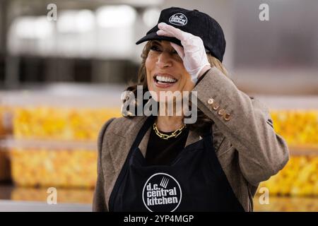 Washington, États-Unis. 28 novembre 2024. Kamala Harris, vice-présidente bénévole à la cuisine centrale de DC à l'occasion de Thanksgiving, le 28 novembre 2024 à Washington, DC (photo de Samuel Corum/Pool/ABACAPRESS. COM) crédit : Abaca Press/Alamy Live News Banque D'Images