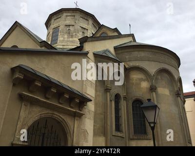 Cette vue captivante met en valeur les détails complexes d'une église historique en Europe, mettant en valeur son architecture gothique. Le ciel nuageux améliore th Banque D'Images