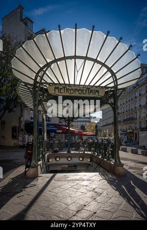 Paris, France - 11 28 2024 : vue d'une entrée de métro typique quelque part à paris Banque D'Images