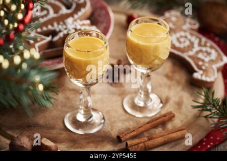 Deux verres à dose d'Eiecognac avec des épices et des biscuits de Noël en pain d'épices sur une table Banque D'Images