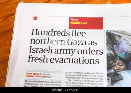 'Des centaines de personnes fuient le nord de Gaza alors que l'armée israélienne ordonne de nouvelles évacuations' le journal Guardian titre la guerre au moyen-Orient article 25 novembre 2024 Londres Royaume-Uni Banque D'Images