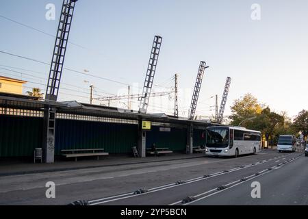 Barcelone, Espagne. 28 novembre 2024. Le premier jour de la grève de deux jours des chauffeurs de bus en Espagne. Dans les grandes villes, l'impact a été minime, mais les lignes reliant les grandes villes ont été considérablement affectées. Primera jornada de los dos días de huelga que los conductores de autobuses realizan en España. En las grandes ciudades, la afectación ha sido mínima, pero las Líneas que conectan con las grandes ciudades se han visto bastante afectadas. News-Cronaca-Barcelona, Espagne jeudi 28 novembre 2024 (photo par Eric Renom/LaPresse) crédit : LaPresse/Alamy Live News Banque D'Images