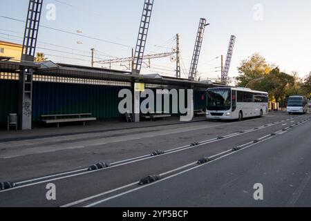 Barcelone, Espagne. 28 novembre 2024. Le premier jour de la grève de deux jours des chauffeurs de bus en Espagne. Dans les grandes villes, l'impact a été minime, mais les lignes reliant les grandes villes ont été considérablement affectées. Primera jornada de los dos días de huelga que los conductores de autobuses realizan en España. En las grandes ciudades, la afectación ha sido mínima, pero las Líneas que conectan con las grandes ciudades se han visto bastante afectadas. News-Cronaca-Barcelona, Espagne jeudi 28 novembre 2024 (photo par Eric Renom/LaPresse) crédit : LaPresse/Alamy Live News Banque D'Images