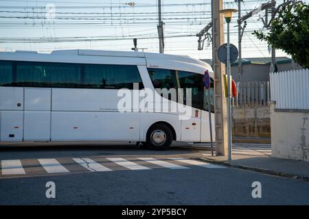 Barcelone, Espagne. 28 novembre 2024. Le premier jour de la grève de deux jours des chauffeurs de bus en Espagne. Dans les grandes villes, l'impact a été minime, mais les lignes reliant les grandes villes ont été considérablement affectées. Primera jornada de los dos días de huelga que los conductores de autobuses realizan en España. En las grandes ciudades, la afectación ha sido mínima, pero las Líneas que conectan con las grandes ciudades se han visto bastante afectadas. News-Cronaca-Barcelona, Espagne jeudi 28 novembre 2024 (photo par Eric Renom/LaPresse) crédit : LaPresse/Alamy Live News Banque D'Images