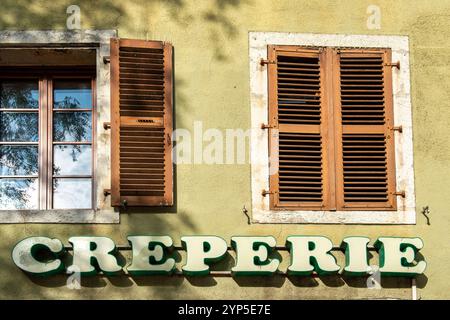 Annecy est une ville alpine du sud-est de la France. Connu pour sa vieille ville, avec ses rues pavées, ses canaux sinueux et ses maisons aux couleurs pastel et ses busi Banque D'Images