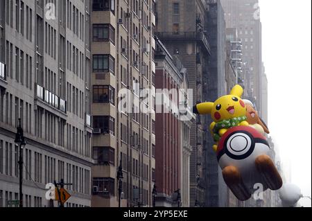 New York, États-Unis. 28 novembre 2024. Le ballon « Pikachu et Eevee » descend Central Park West lors de la 98e parade annuelle du jour de Thanksgiving de Macy, New York, NY, le 28 novembre 2024. (Photo par Anthony Behar/Sipa USA) crédit : Sipa USA/Alamy Live News Banque D'Images