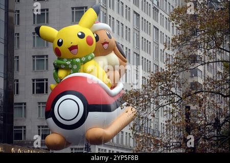 New York, États-Unis. 28 novembre 2024. Le ballon « Pikachu et Eevee » descend Central Park West lors de la 98e parade annuelle du jour de Thanksgiving de Macy, New York, NY, le 28 novembre 2024. (Photo par Anthony Behar/Sipa USA) crédit : Sipa USA/Alamy Live News Banque D'Images