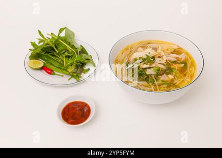 Mien Ga, soupe de nouilles cellophane au poulet avec légumes, nourriture vietnamienne isolée sur fond blanc, vue en perspective Banque D'Images