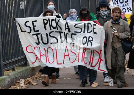 Londres, Royaume-Uni. 28 novembre 2024. Le personnel et les étudiants, rejoints par des universitaires et des politiciens, se rassemblent devant l’École d’études orientales et africaines (SOAS) pour s’opposer aux tentatives légales et autres des universités de Londres de limiter les manifestations sur le campus en signe de solidarité avec les Palestiniens qui, selon la Cour internationale de Justice, subissent un génocide plausible aux mains d’Israël, dont le chef, Benjamin Netanyahu, est recherché par la Cour pénale internationale (CPI) pour crimes contre l’humanité. Crédit : Ron Fassbender/Alamy Live News Banque D'Images