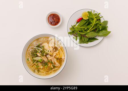 Mien Ga, soupe de nouilles cellophane au poulet avec légumes, nourriture vietnamienne isolée sur fond blanc, vue de dessus Banque D'Images