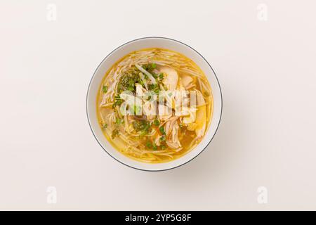 Mien Ga, soupe de nouilles cellophane au poulet, nourriture vietnamienne isolée sur fond blanc, vue de dessus Banque D'Images