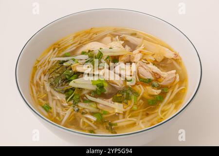 Mien Ga, soupe de nouilles cellophane au poulet, nourriture vietnamienne isolée sur fond blanc, vue rapprochée Banque D'Images