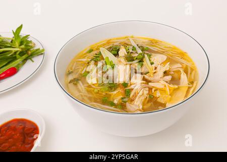 Mien Ga, soupe de nouilles cellophane au poulet avec légumes, nourriture vietnamienne isolée sur fond blanc, vue rapprochée Banque D'Images