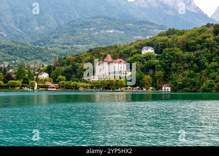 Vue de l'hôtel le Palace de Menthon depuis le lac d'Annecy dans la région Auvergne-Rhône-Alpes du Sud-est de la France Banque D'Images