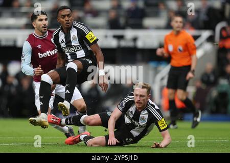 Carlos Soler de West Ham United passe devant Joe Willock et Sean Longstaff de Newcastle United lors du premier League match entre Newcastle United et West Ham United au James's Park, Newcastle le lundi 25 novembre 2024. (Photo : Mark Fletcher | mi News) crédit : MI News & Sport /Alamy Live News Banque D'Images