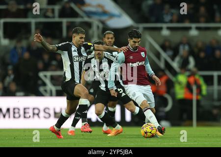 Bruno Guimaraes de Newcastle United défie Carlos Soler de West Ham United pour possession lors du match de premier League entre Newcastle United et West Ham United à James's Park, Newcastle le lundi 25 novembre 2024. (Photo : Mark Fletcher | mi News) crédit : MI News & Sport /Alamy Live News Banque D'Images