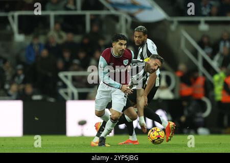 Carlos Soler de West Ham United combat contre Fabian Schar de Newcastle United lors du premier League match entre Newcastle United et West Ham United au James's Park, Newcastle le lundi 25 novembre 2024. (Photo : Mark Fletcher | mi News) crédit : MI News & Sport /Alamy Live News Banque D'Images