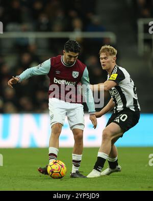 Carlos Soler de West Ham United en action avec Lewis Hall de Newcastle United lors du premier League match entre Newcastle United et West Ham United au James's Park, Newcastle le lundi 25 novembre 2024. (Photo : Mark Fletcher | mi News) crédit : MI News & Sport /Alamy Live News Banque D'Images