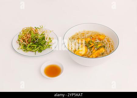 Banh Canh Ca Loc mien Tay, soupe épaisse de nouilles au riz avec poisson Snakehead, vue en perspective Banque D'Images