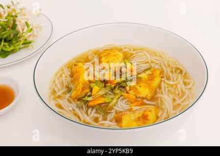 Banh Canh Ca Loc mien Tay, soupe épaisse de nouilles au riz avec poisson Snakehead, vue rapprochée Banque D'Images