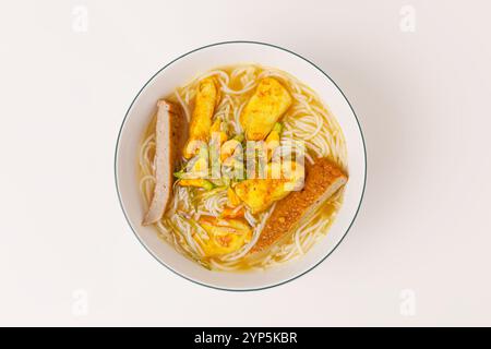 Banh Canh Ca Loc mien Tay, soupe épaisse de nouilles au riz avec poisson Snakehead, vue de dessus Banque D'Images