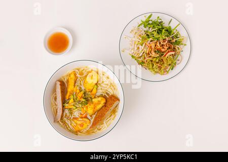 Banh Canh Ca Loc mien Tay, soupe épaisse de nouilles au riz avec poisson Snakehead, vue de dessus Banque D'Images