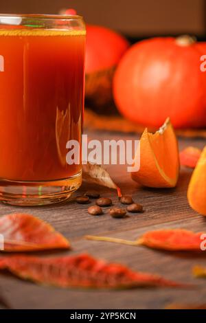 Une boisson revitalisante au miel faite avec du vrai miel, du citron et une pincée de curcuma. Doux, acidulé et parfait pour booster votre énergie Banque D'Images