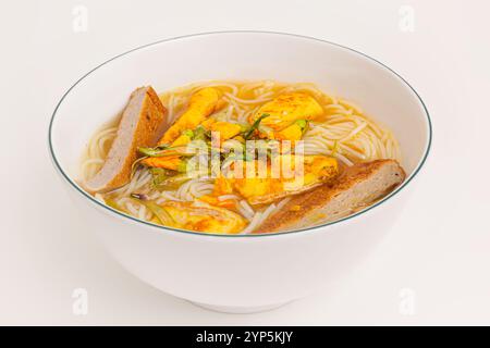 Banh Canh Ca Loc mien Tay, soupe épaisse de nouilles au riz avec poisson Snakehead, vue rapprochée Banque D'Images