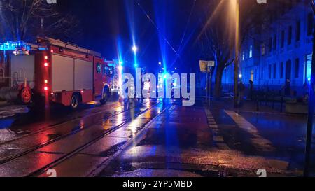 Feuerwehreinsatz, Wohnhaus, Görlitz Biesnitzer Straße, Höhe Nr 70/71, zwischen Büchtemannstraße und Jauernicker Straße, Görlitz, 28.11.2024 *** pompiers, immeuble résidentiel, Görlitz Biesnitzer Straße, niveau no. 70 71, entre Büchtemannstraße et Jauernicker Straße, Görlitz, 28 11 2024 Copyright : xMatthiasxWehnertx Banque D'Images