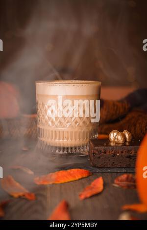 Laissez-vous tenter par le goût doux d'un cappuccino, avec un expresso audacieux recouvert de mousse de lait veloutée pour une gorgée luxueuse Banque D'Images
