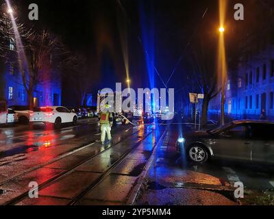 Feuerwehreinsatz, Wohnhaus, Görlitz Biesnitzer Straße, Höhe Nr 70/71, zwischen Büchtemannstraße und Jauernicker Straße, Görlitz, 28.11.2024 *** pompiers, immeuble résidentiel, Görlitz Biesnitzer Straße, niveau no. 70 71, entre Büchtemannstraße et Jauernicker Straße, Görlitz, 28 11 2024 Copyright : xMatthiasxWehnertx Banque D'Images