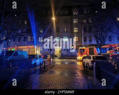 Feuerwehreinsatz, Wohnhaus, Görlitz Biesnitzer Straße, Höhe Nr 70/71, zwischen Büchtemannstraße und Jauernicker Straße, Görlitz, 28.11.2024 *** pompiers, immeuble résidentiel, Görlitz Biesnitzer Straße, niveau no. 70 71, entre Büchtemannstraße et Jauernicker Straße, Görlitz, 28 11 2024 Copyright : xMatthiasxWehnertx Banque D'Images