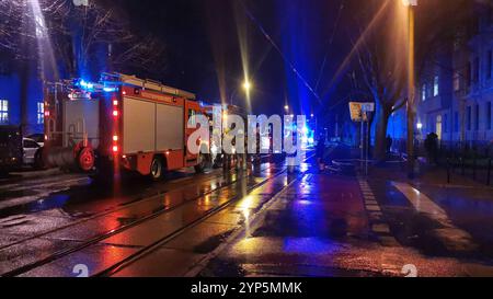 Feuerwehreinsatz, Wohnhaus, Görlitz Biesnitzer Straße, Höhe Nr 70/71, zwischen Büchtemannstraße und Jauernicker Straße, Görlitz, 28.11.2024 *** pompiers, immeuble résidentiel, Görlitz Biesnitzer Straße, niveau no. 70 71, entre Büchtemannstraße et Jauernicker Straße, Görlitz, 28 11 2024 Copyright : xMatthiasxWehnertx Banque D'Images